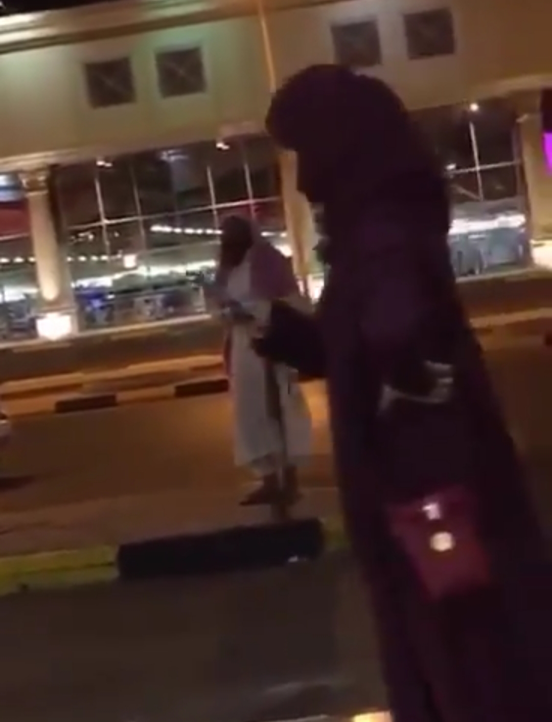 مصادر أمنية اعتقال الواعظ السعودي الذي رمى فتاة بالحذاء في الشارع وشتمها يا زانية