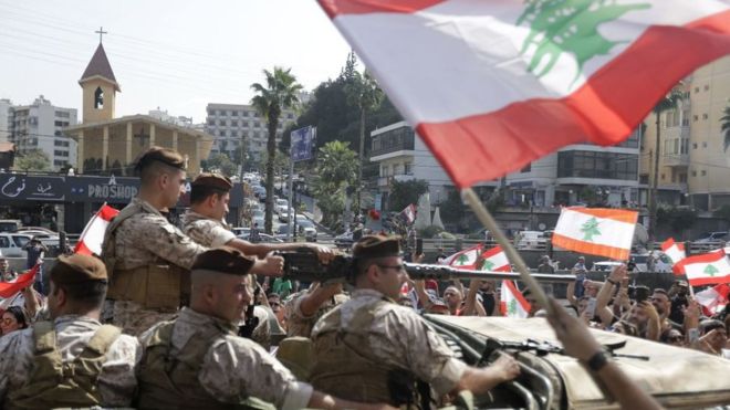 الجيش يعلن تضامنه الكامل مع المتظاهرين وحزب الله يحذر رئيس لبنان تفاصيل